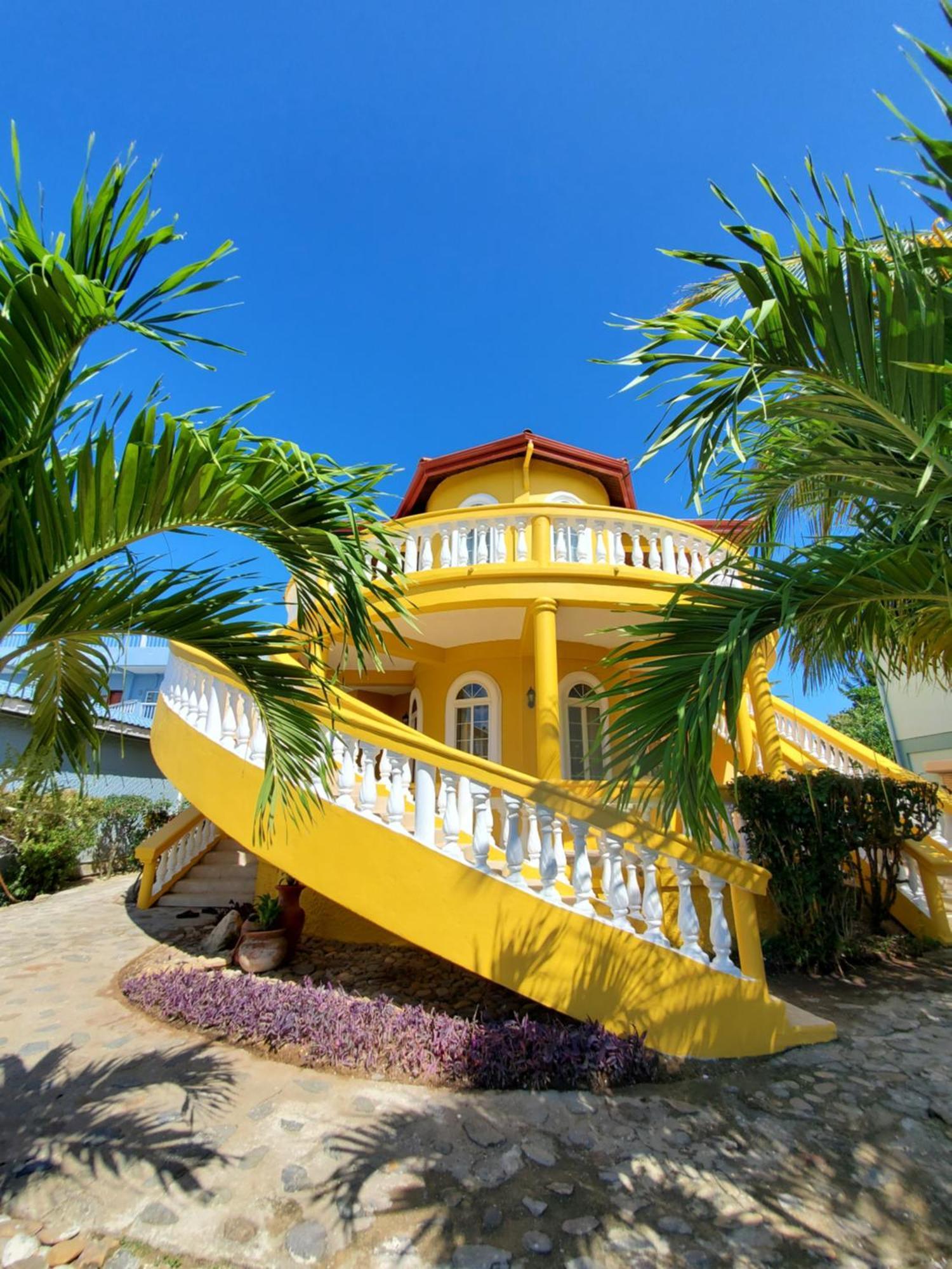 Blue Parrot Beach House And Villas Hopkins Eksteriør bilde