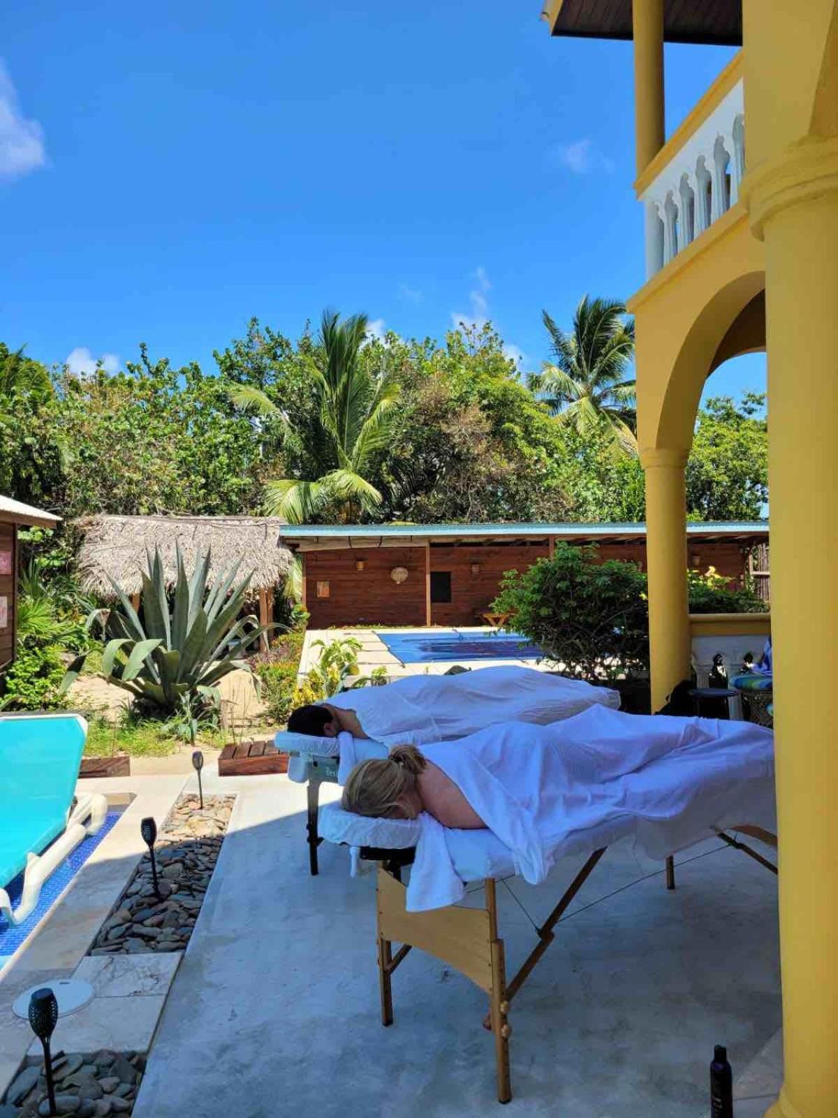 Blue Parrot Beach House And Villas Hopkins Eksteriør bilde
